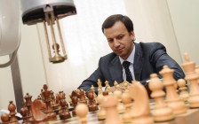 Аркадий Дворкович во время шахматного матча с роботом. 9 июня 2010 года
