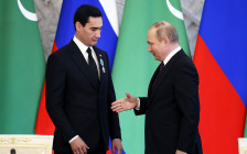 Владимир Путин (справа) и Сердар Бердымухамедов