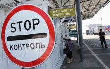 Пограничный контроль на пункте пропуска «Армянск» российско-украинской границы. Август 2014 года



