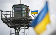 Военнослужащий на пограничном пункте пропуска на украинско-российской границе


