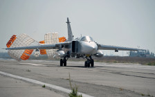 Российский бомбардировщик Су-24 на авиабазе Хмеймим в Сирии