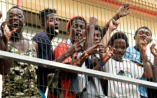 Мигранты в испанском центре содержания