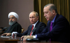 Владимир Путин с лидерами Ирана и Турции Хасаном Роухани(слева) и Реджепом Эрдоганом(справа)




