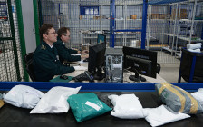 Сотрудники таможенной службы России во время обработки посылок


