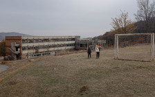 Дети временных переселенцев на поле у санатория «Бужакан»