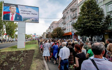 ​Жители города в очереди у здания Донецкого государственного академического театра оперы и балета, где прошло прощание с главой ДНР Александром Захарченко