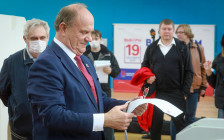 Геннадий Зюганов во время голосования на выборах депутатов Государственной Думы РФ