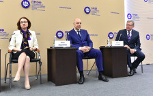 Глава ЦБ Эльвира Набиуллина, министр финансов Антон Силуанов и экс-министр финансов Алексей Кудрин




