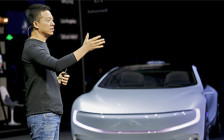Основатель и глава LeEco Цзя Юэтин во время презентации электромобиля LeSEE


