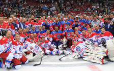 Участники гала-матча Ночной хоккейной лиги между «Звездами НХЛ» и сборной НХЛ в ледовом дворце «Большой». Сочи, 10 мая 2016 года
