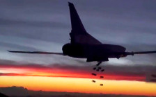 Дальний бомбардировщик Ту-22М3 дальней авиации Военно-космических сил России во время нанесения удара по объектам террористической группировки ИГ (запрещена в России), 19 ноября 2015 года



