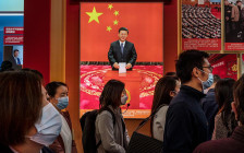 Фотография Си Цзиньпина на выставке «Движение вперед в новую эру» в рамках предстоящего XX съезда партии (Пекин, Китай)