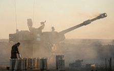 Израильский солдат ведет обстрел возле границы между Израилем и сектором Газа
 