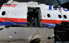 Обломки Boeing 777 Malaysia Airlines (рейс MH17) на военной базе Гилзе-Рейен в Нидерландах


