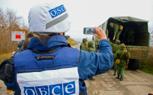 Наблюдатель ОБСЕ следит за отводом сил бойцов подразделений ЛНР