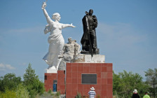 Туристы у копий советских и российских памятников и скульптур в городе Маньчжурия