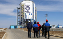 Мобильная башня обслуживания ракеты-носителя «Союз-2.1а» на космодроме Восточный


