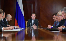 Дмитрий Медведев (в центре) с вице-премьерами