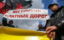 Участники акции дальнобойщиков против системы оплаты проезда по федеральным трассам «Платон» на площади Яузских ворот. 3 апреля 2016 года


