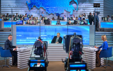 Владимир Путин во время ежегодной специальной программы «Прямая линия с Владимиром Путиным». 2016 год