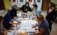 Подсчет голосов на избирательном участке во Владивостоке
