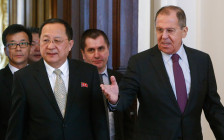 Ли Ен Хо (третий слева) и Сергей Лавров (справа)