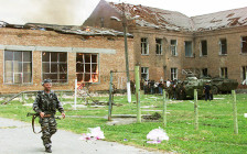 Боевые действия спецназа во дворе захваченной школы в Беслане




