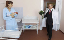 Владимир Путин во время посещения перинатального центра в Твери. 2010 год


