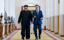Ким Чен Ын и Мун Чжэ Ин (слева направо)
