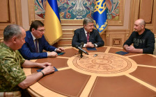 Василий Грицак, генеральный прокурор Украины Юрий Луценко, Петр Порошенко и Аркадий Бабченко (слева направо)