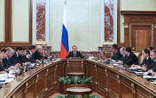 Премьер-министр России Дмитрий Медведев (в центре) на заседании правительства. Март 2016 года


