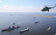 Флагман группировки кораблей у берегов Сирии — ракетный крейсер «Маршал Устинов» (слева) во время репетиции парада ВМФ в Санкт-Петербурге в 2018 году