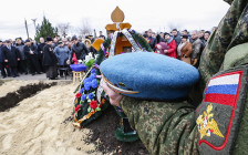 Похороны морского пехотинца Александра Позынича, погибшего при спасении пилотов сбитого в Сирии российского бомбардировщика Су-24


