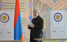 Президент Армении Серж Саргсян во время голосования на выборах в Национальное собрание
