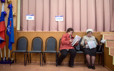 Во время предварительного голосования за кандидатов от партии «Единая Россия», выдвигаемых на выборы в Государственную Думу РФ, на избирательном участке № 644 в Москве 






