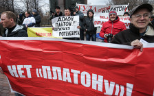 Участники акции дальнобойщиков против системы оплаты проезда по федеральным трассам «Платон» на площади Яузские Ворота
