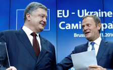 Президент Украины Петр Порошенко и председатель Европейского совета Дональд Туск на пресс-конференции после саммита ЕС — Украина в Брюсселе. 24 ноября 2016 года
