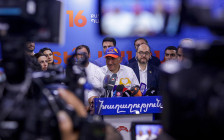 Никол Пашинян (в центре)