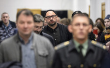 Кирилл Серебренников (в центре) в Басманном суде. 16 января 2018 года