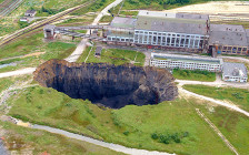 На месте провала грунта на территории ОАО «Уралкалий» в Березниках, август 2007 года
