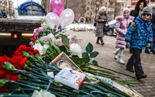 Цветы и игрушки в память об убитой девочке у входа на станцию метро «Октябрьское Поле» в Москве


