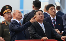 Владимир Путин и Ким Чен Ын во время осмотра территории космодрома Восточный в Амурской области