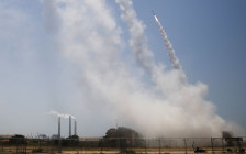 Израильская система противоракетной обороны «Железный купол» в действии против ракеты, выпущенной из сектора Газа, в городе Ашкелон, Израиль