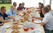 Утро четверга президент начал с завтрака с механизаторами в Тверской области. А в 12 часов стало известно о самых масштабных перестановках во власти за последние годы


