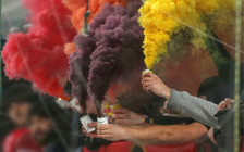 Дымовые шашки на трибунах во время матча чемпионата России по футболу
