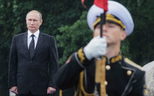 Президент России Владимир Путин (слева)


