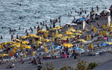 Отдыхающие на одном из пляжей Антальи. Август 2016 года
