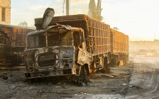 Разрушенный в результате обстрела грузовик гуманитарного конвоя
