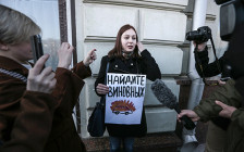 Одиночный пикет у здания администрации президента в Москве, 10 марта 2016 года
