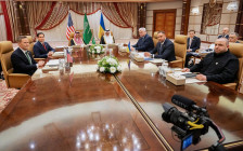 Советник по национальной безопасности США Майк Уолтц, госсекретарь США Марко Рубио, министр иностранных дел Саудовской Аравии Фейсал бин Фархан, советник по национальной безопасности Саудовской Аравии Мосад бин Мохаммад аль-Айбан, глава МИД Украины Андрей Сибига, глава офиса президента Украины Андрей Ермак и министр обороны Украины Рустем Умеров во время встречи в Джидде, Саудовская Аравия